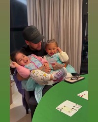 高薪奶爸😂内马尔打牌时不忘带娃，一手抱一个&amp;逗两娃开心大笑